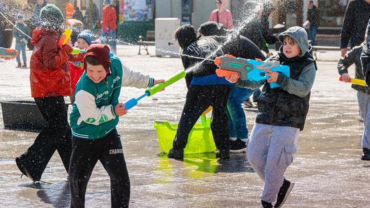Darłowo: Lali się wodą, pomimo chłodu i wiatru Darłowo: Lali się wodą, pomimo chłodu i wiatru