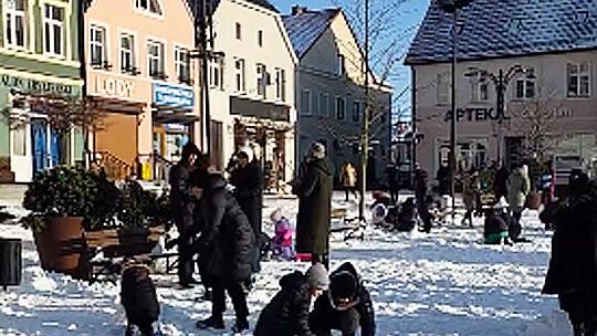 Darłowo: Lepili bałwany i "okładali" się śnieżkami Darłowo: Lepili bałwany i "okładali" się śnieżkami