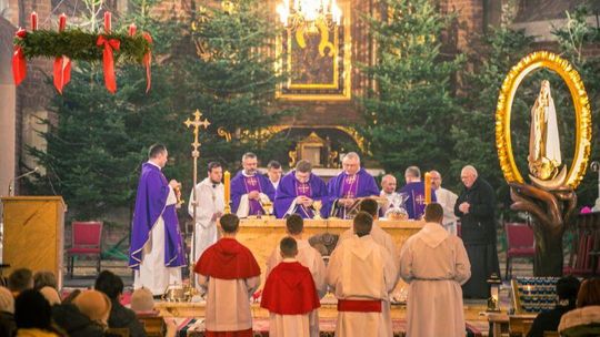 Darłowo: Msza jubileuszowa i symboliczne podziękowania dla biskupa i proboszcza