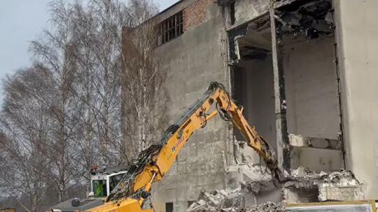 Darłowo: Stara lodownia przy kanale, przechodzi do historii. A wraz z nią mural Darłowo: Stara lodownia przy kanale, przechodzi do historii. A wraz z nią mural