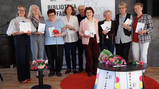 Darłowscy poeci w jednej antologii. „Słowa przy brzegu” już dostępne w bibliotece i LO w Sławnie Darłowscy poeci w jednej antologii. „Słowa przy brzegu” już dostępne w bibliotece i LO w Sławnie