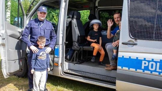 Dzielnicowi z profilaktyką na Miejsko-Gminnych Zawodach Rowerkowych dla Dzieci w Łętowie