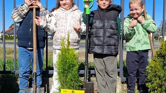 Dzień Ziemi w SOSW w Sławnie: sadzenie tui, siew roślin i ekologiczne prace plastyczne