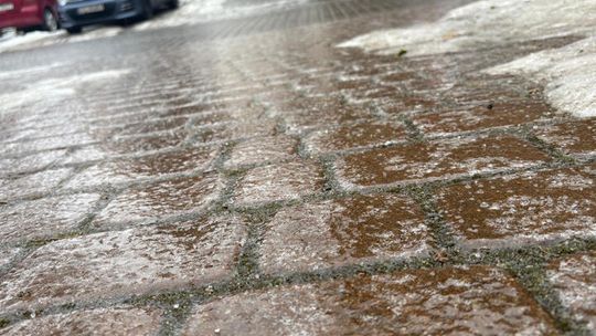 Gołoledź - odłóż wyjścia z domu i wizyty, kierowcy — zmniejszcie prędkość i zachowajcie odstęp!