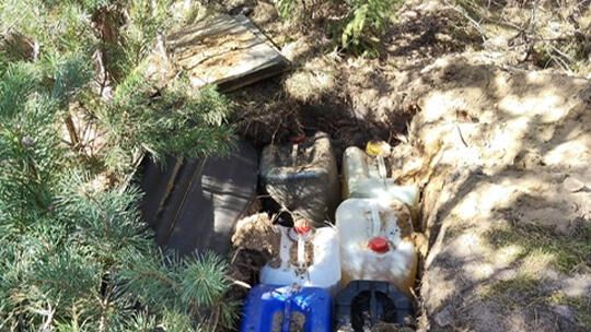 Kradł paliwo i zakopywał w lesie