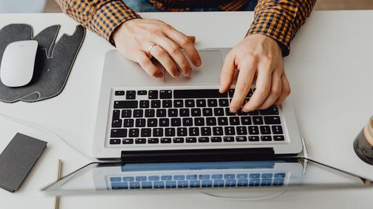 Które zawody dadzą stabilność do 2030 roku, a które mogą zniknąć? Realne prognozy rynku pracy