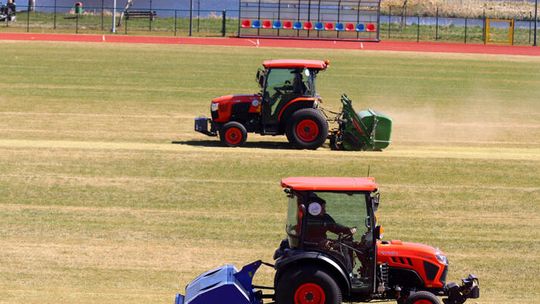 Na stadionie w Sławnie ruszyła renowacja murawy. Czy obiekt wrócić do użytkowania?