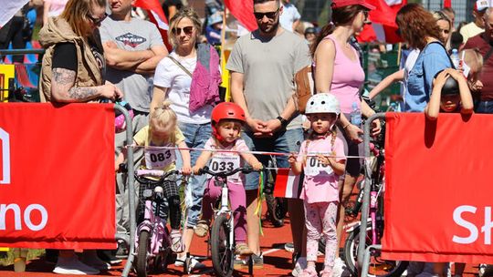 Rowerkowe święto w Sławnie. Blisko 200 dzieci uczciło Dzień Flagi na miejskim stadionie