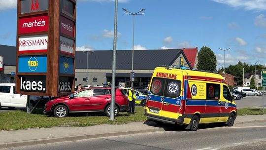 Sławno: samochód wjechał w słup reklamowy