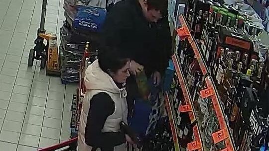 Sławno: Policja poszukuje sprawców kradzieży alkoholu