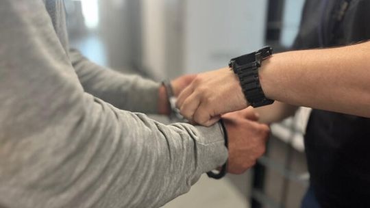 Spacer z psem zakończył się brutalnym atakiem. Sławieńscy kryminalni ustalili i zatrzymali sprawcę