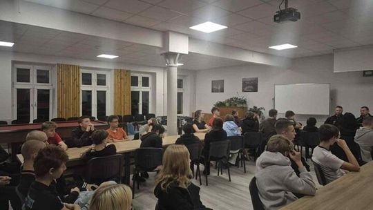 Spotkanie dzielnicowych z uczniami ZSM w Darłowie