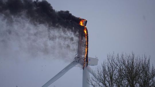 Sulechówko: Wiatrak zapłonął od pioruna?