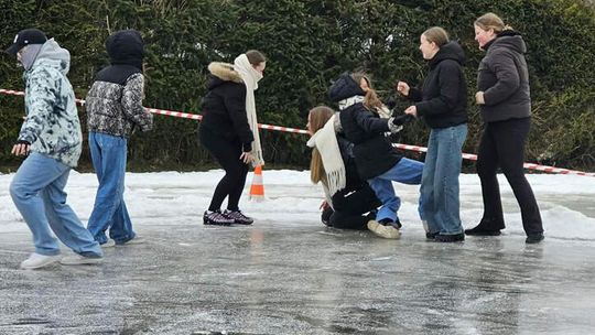 Wrześnica: Nauczyciele, uczniowie i strażacy stworzyli lodowisko przyszkolne Wrześnica: Nauczyciele, uczniowie i strażacy stworzyli lodowisko przyszkolne