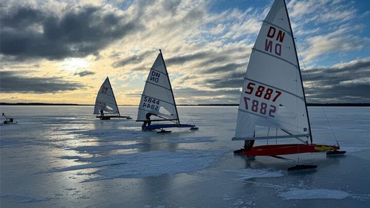 Zamiast w Szwecji to u nas w Dąbkach - wyścigi Mistrzostwa Świata i Mistrzostwa Europy w bojerowej klasie DN Zamiast w Szwecji to u nas w Dąbkach - wyścigi Mistrzostwa Świata i Mistrzostwa Europy w bojerowej klasie DN
