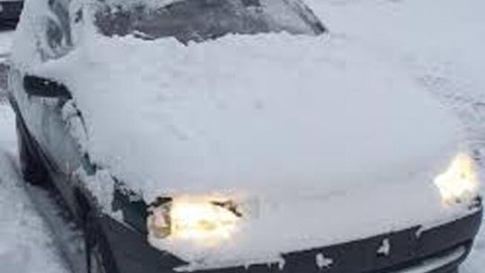 Zatrzymali go, bo nie odśnieżył dachu auta. Okazało się, że był poszukiwany