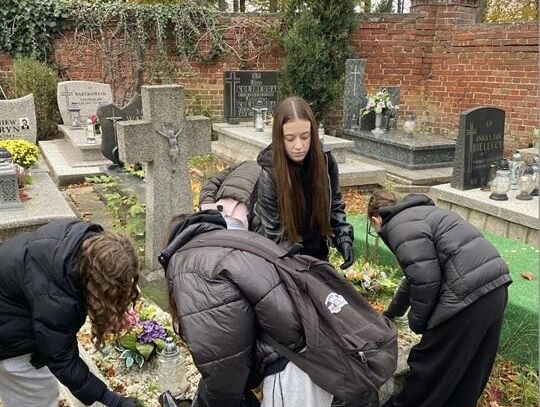 Akcja sprzątania grobów