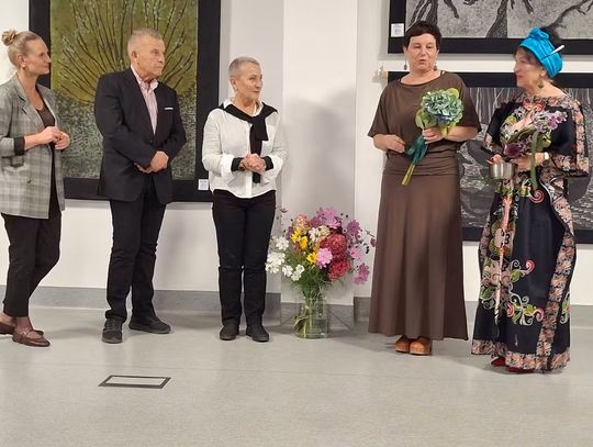 Batik, natura i osobiste historie. Wystawa Haliny Gaffke-Poprawskiej w Słupsku