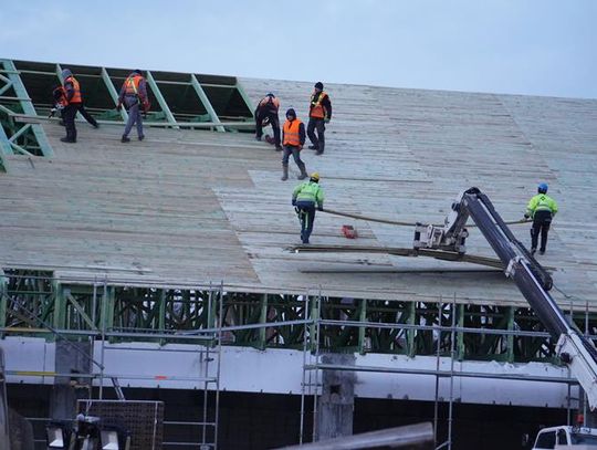 Budują centra, zamykają małe sklepy