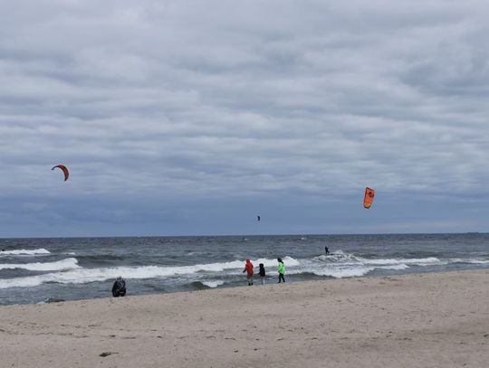 Dąbki: Kitesurfing po morzu