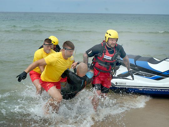 Darłowo: Błękitna Flaga, pokazy i zabawa na plaży