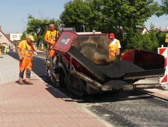 Darłowo: kładą asfalt i kostkę betonową na rowerowej trasie