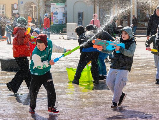Darłowo: Lali się wodą, pomimo chłodu i wiatru