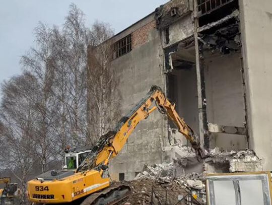 Darłowo: Stara lodownia przy kanale, przechodzi do historii. A wraz z nią mural