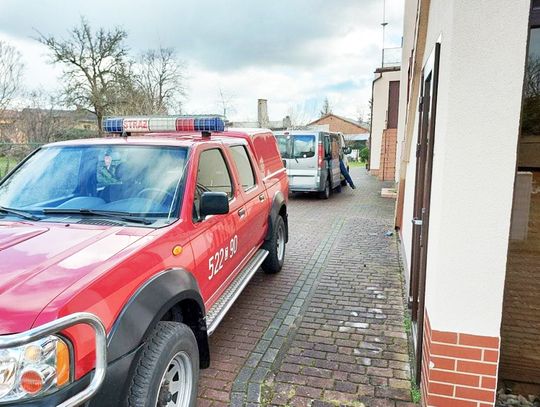 Darłowo: szczepienia Covid 19 - strażacy pomagają seniorom