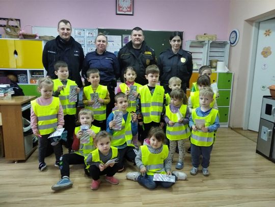 Darłowscy dzielnicowi wraz z funkcjonariuszami Straży Gminnej przekazali dzieciom kamizelki odblaskowe