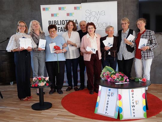 Darłowscy poeci w jednej antologii. „Słowa przy brzegu” już dostępne w bibliotece i LO w Sławnie