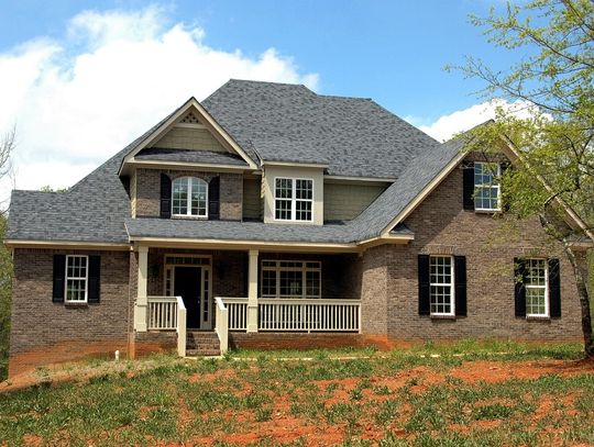 Drzwi zewnętrzne drewniane czy metalowe - które wybrać?