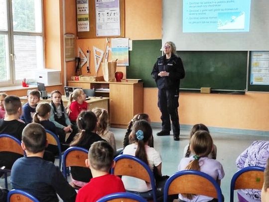 DZIELNICOWI SPOTKALI SIĘ Z UCZNIAMI W RAMACH DZIAŁAŃ „ BEZPIECZNE FERIE”