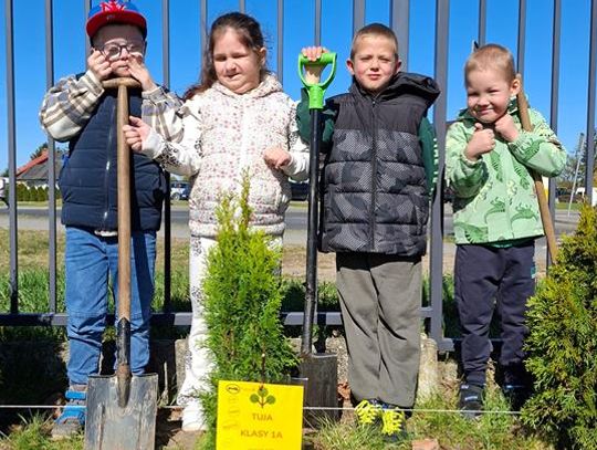 Dzień Ziemi w SOSW w Sławnie: sadzenie tui, siew roślin i ekologiczne prace plastyczne