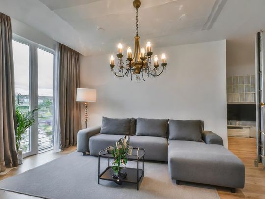 Jak dobrać idealny żyrandol do salonu ? poradnik stylisty wnętrz