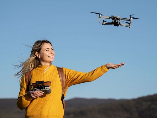 Jak nauczyć się latać dronem FPV?