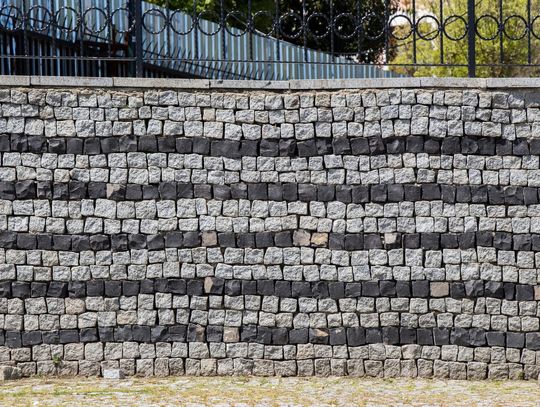 Jak stworzyć efektowne ogrodzenie z łupanych bloczków ogrodzeniowych?