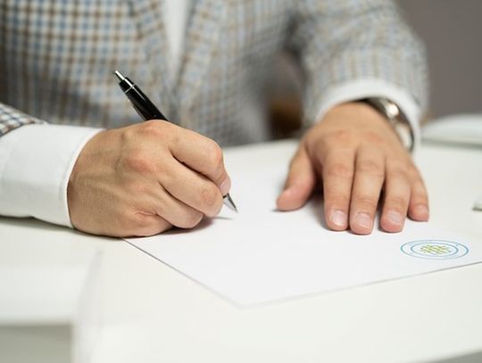 Jak unikać pułapek w umowie deweloperskiej? Kluczowe klauzule i ich potencjalne konsekwencje dla kupującego