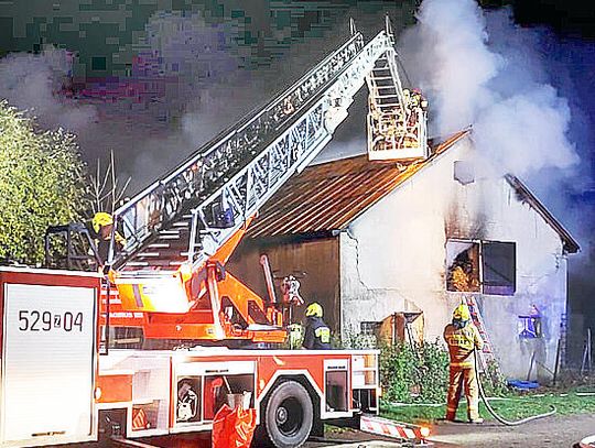 Karwice: groźny pożar budynków gospodarczych