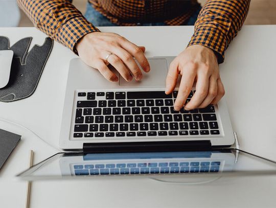 Które zawody dadzą stabilność do 2030 roku, a które mogą zniknąć? Realne prognozy rynku pracy