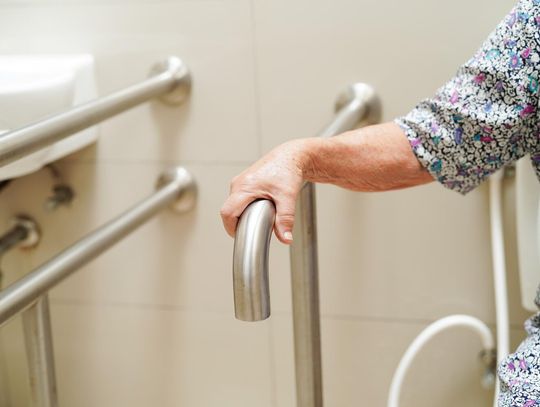 Łazienka bez barier: Jakie uchwyty dla niepełnosprawnych wybrać? Łazienka bez barier: Jakie uchwyty dla niepełnosprawnych wybrać?
