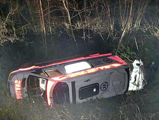 Marszewo  Karetka spadła z wysokiego nasypu