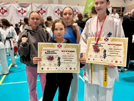 Medale dla młodych pasjonatek karate