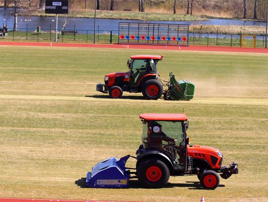 Na stadionie w Sławnie ruszyła renowacja murawy. Czy obiekt wrócić do użytkowania?