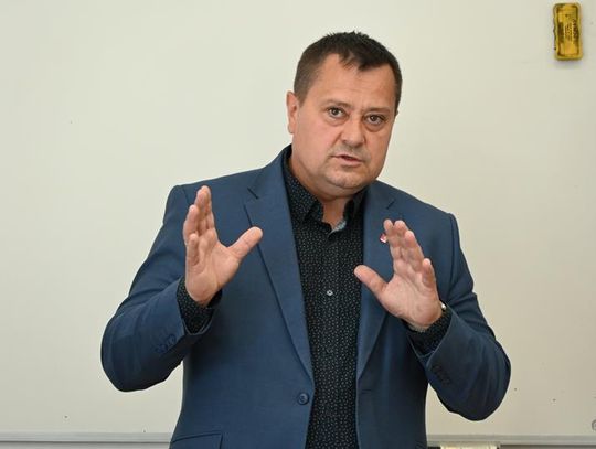 O samorządzie, odpowiedzialności i spełnianiu marzeń. Wójt Gminy Sławno spotkał się ze słuchaczami liceum dla dorosłych