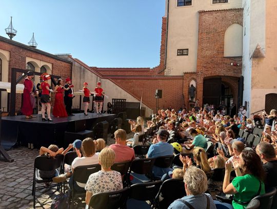 Operetka dla dzieci zachwyciła najmłodszych na zamku w Darłowie