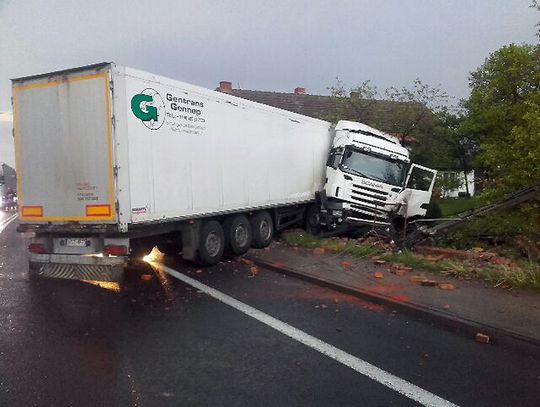 Pękanino: TIR wypadł z drogi