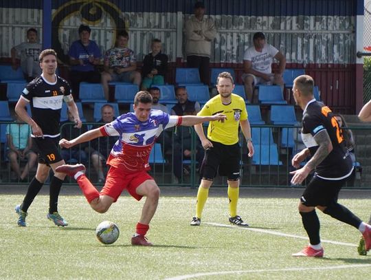 Piłka Nożna. Darłovia Darłowo – Hutnik Szczecin 2:1 (1:1). Bazyli przedłużył nadzieję na utrzymanie się w IV lidze. 