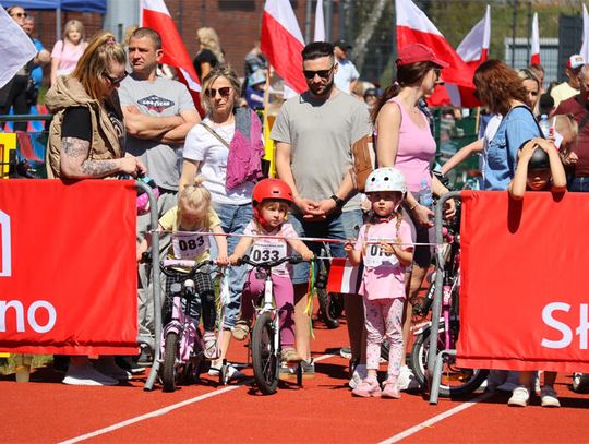 Rowerkowe święto w Sławnie. Blisko 200 dzieci uczciło Dzień Flagi na miejskim stadionie