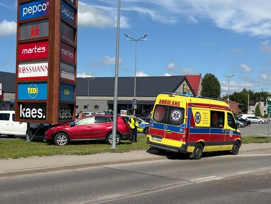 Sławno: samochód wjechał w słup reklamowy